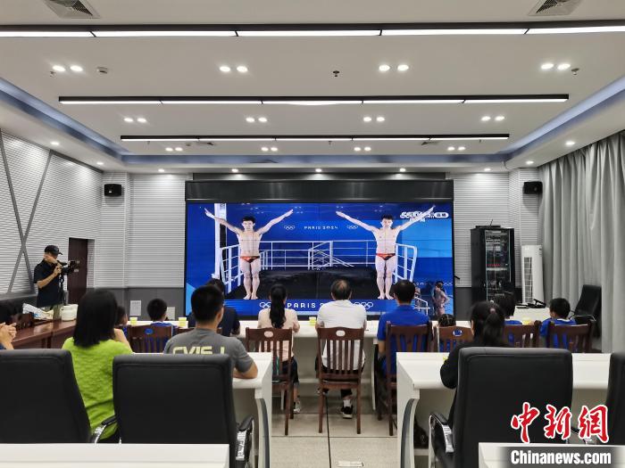 巴黎奥运夺冠：00后练俊杰靠坚持换来父亲的欣慰